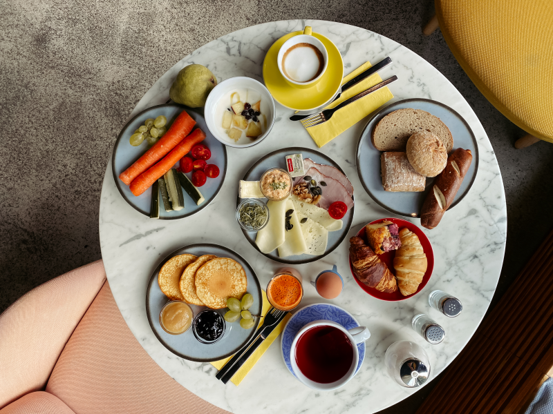 Gedeckter Frühstückstisch im Hotel Schani Wien