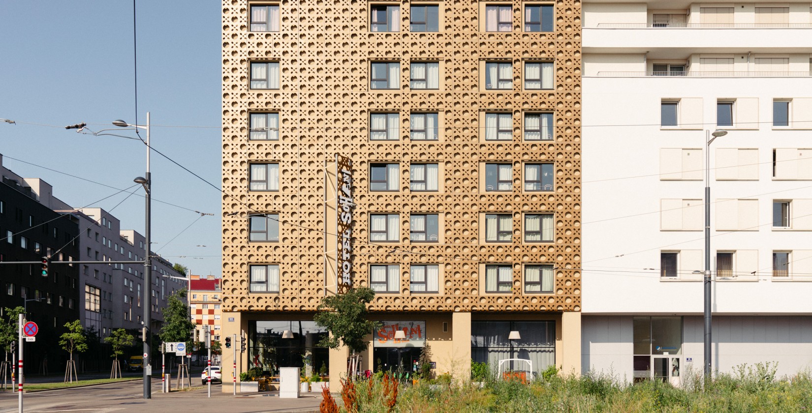 Künstlerische Hausfassade mit Eingang des Hotel Schani Wien