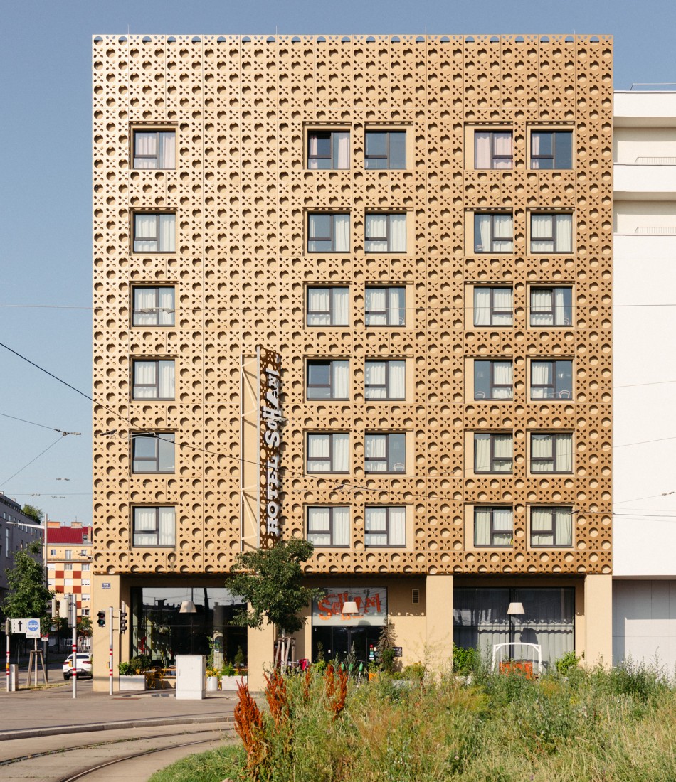 Aussenansicht des Hotel Schani mit der vom Wiener Geflecht inspirierten Fassade
