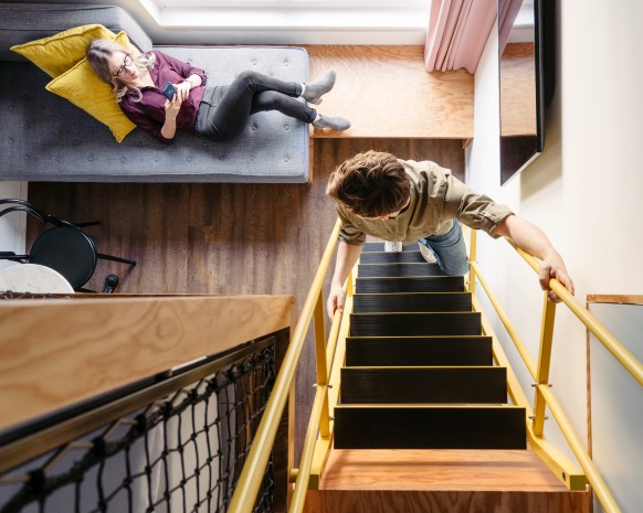 Leiter zum Himmelbett im Smart Maisonette Zimmer