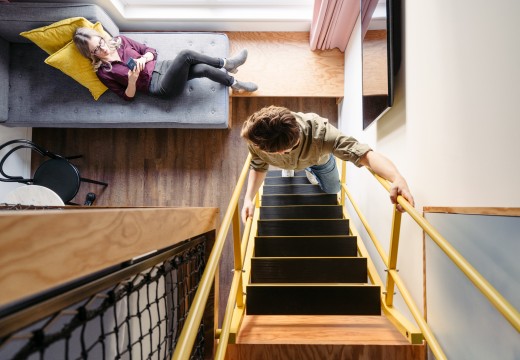 Mann auf der Leiter zum Himmelbett im Smart Maisonette Zimmer