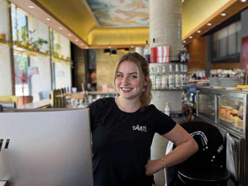Lou hinter der Rezeption