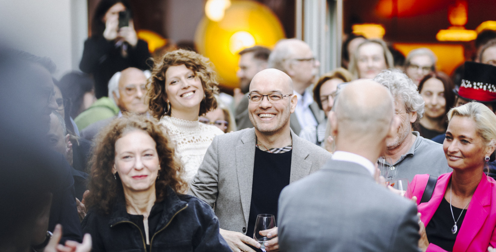 Gäste bei der Eröffnungsfeier des Hotel Schani City