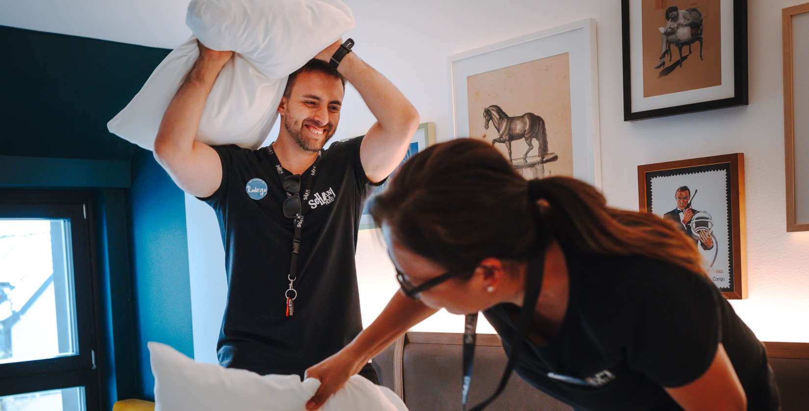 Zwei Mitarbeiter der Schani Hoetls bei einer Polsterschlacht