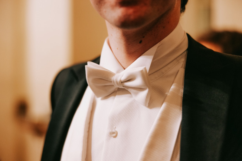 Ballgast im Anzug mit Masche