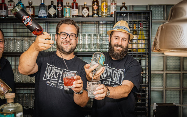 Barkeeper mixen Getränke in Schani's Rooftop Eventspace