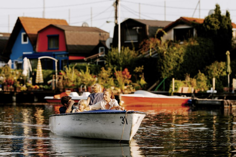 Familie, die an der alten Donau Boot fährt