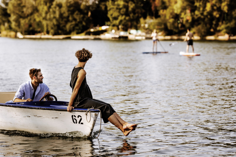 Zwei Personen, die auf der alten Donau Boot fahren