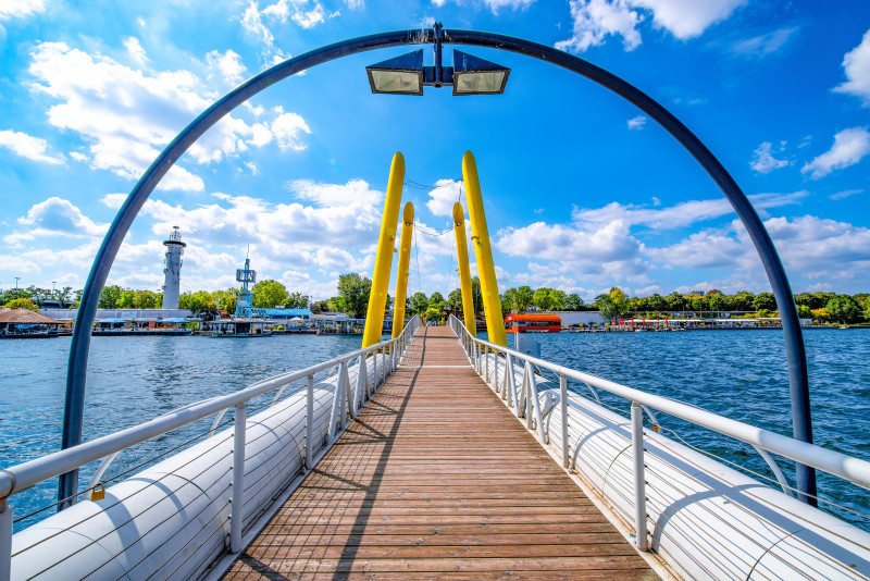 Brücke auf der Donauinsel in Wien