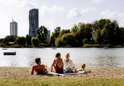 Eine Familie im Sommer an der Donau
