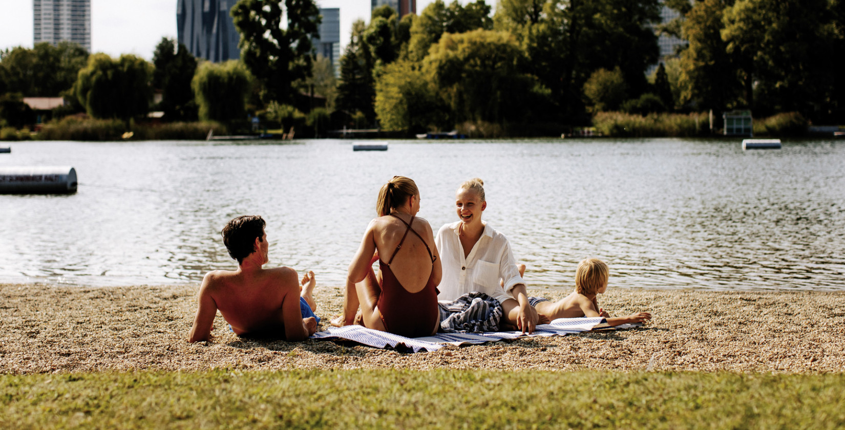 Eine Familie entspannt im Sommer an der Donau