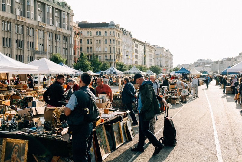 Besucher beim Wochenendflohmarkt am Naschmarkt
