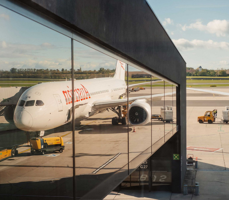 Ein Flugzeug am Wiener Flughafen