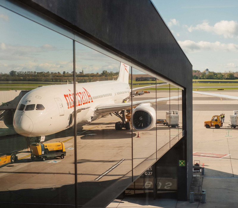 Ein Flugzeug am Flughafen Wien