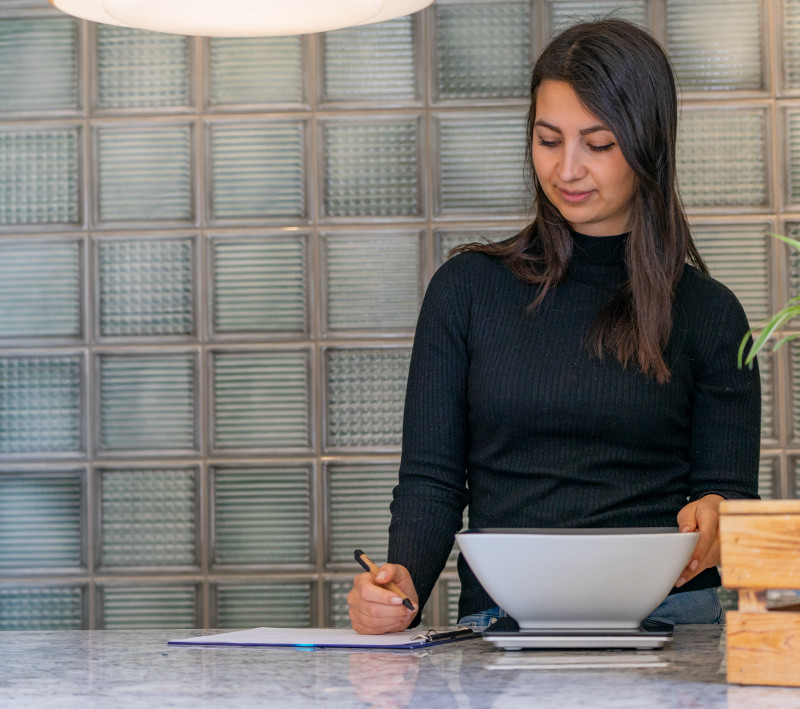 Frau wiegt Lebensmittelabfälle