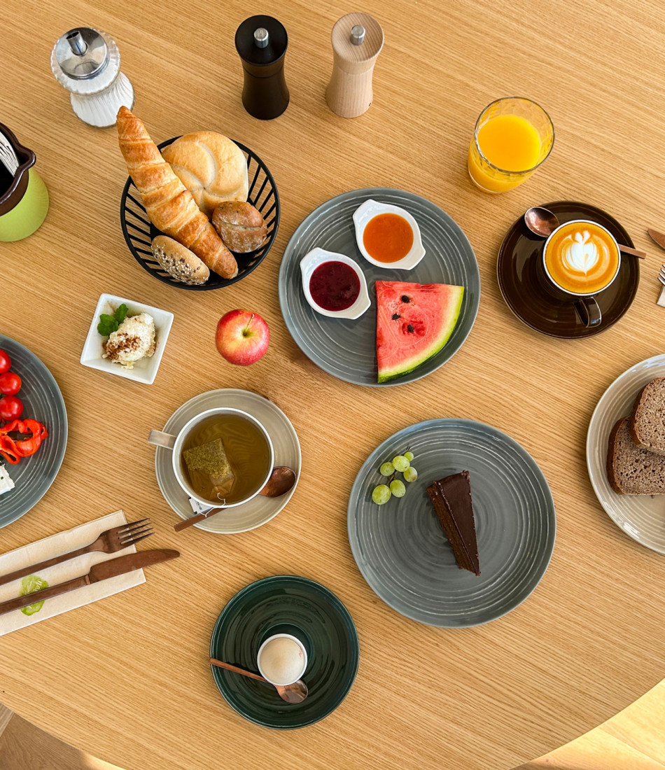 View from above of a laid breakfast table in the Bio-Hotel Schani Wienblick