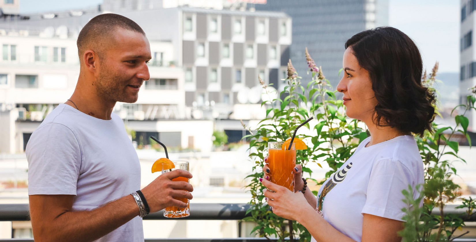 Zwei Gäste genießen einen Drink in Schani's Rooftop