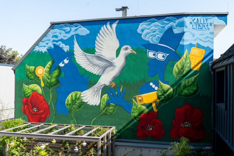 Das neue Mural im Hotel Schani UNO City zeigt eine Friedenstaube und zwei Agenten
