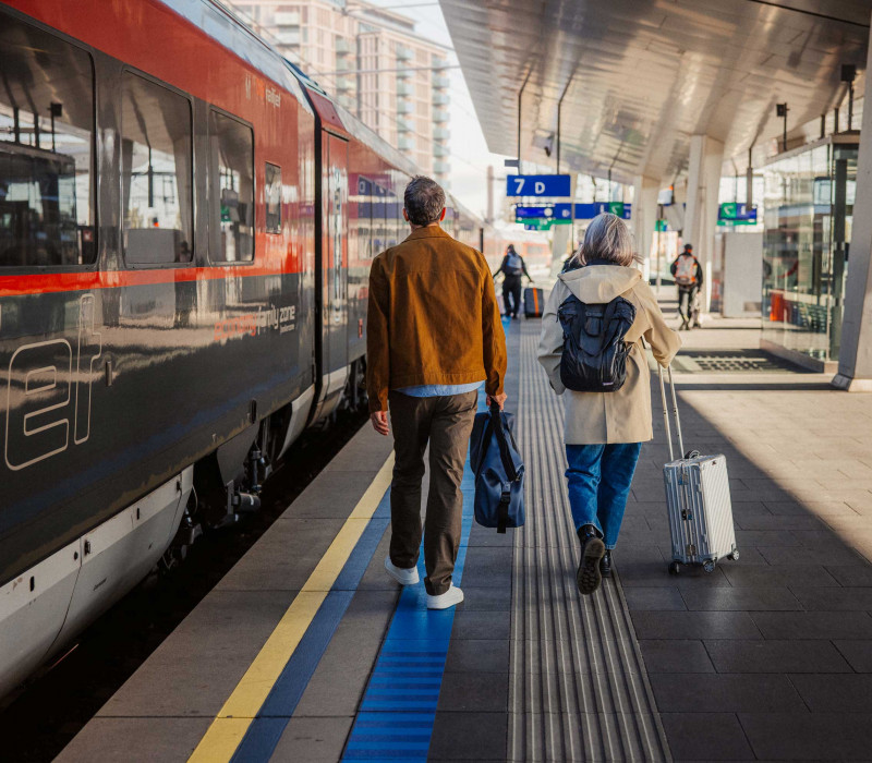 Ein Zug an einem Bahnsteig am Wiener Hauptbahnhof