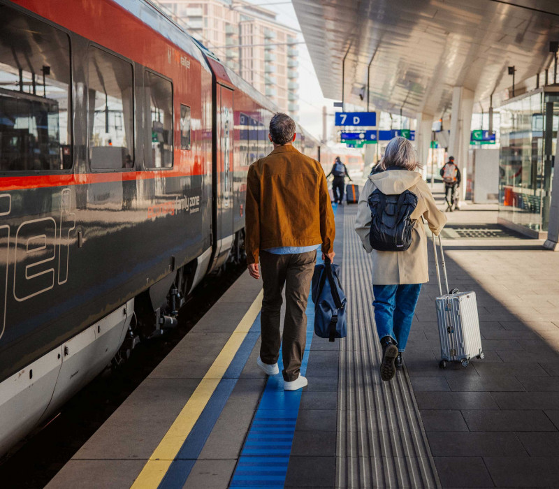 Ein Zug an einem Bahnsteig am Wiener Hauptbahnhof