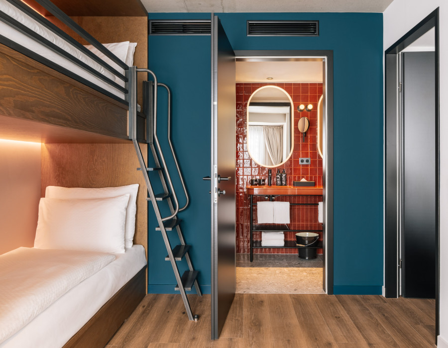 Stockbetten und ein Badezimmer in einem Familienzimmer im Hotel Schani Naschmarkt