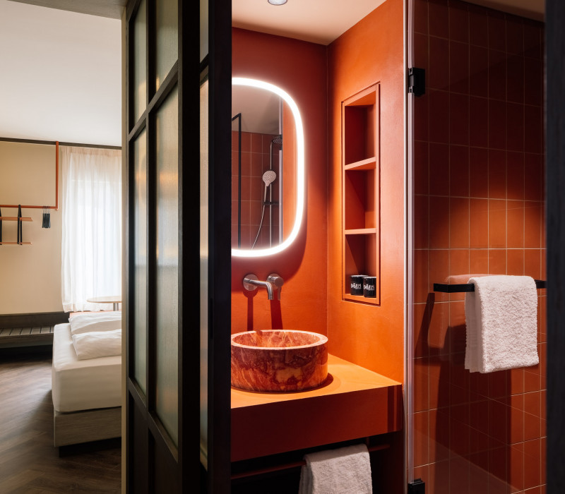 Getrenntes Badezimmer in einem koscher-friendly Zimmer im Hotel Schani City