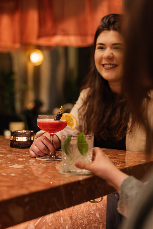 Gäste an der Bar im Hotel Schani City