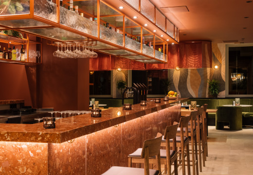 Bartheke mit Stühlen im Hotel Schani City