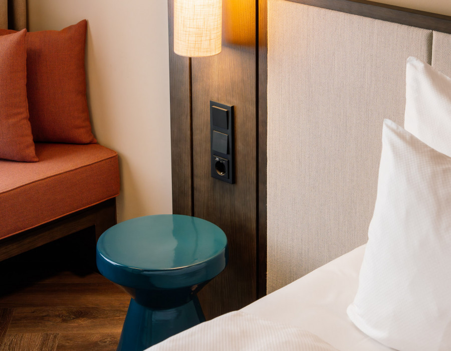 Steckdose neben dem Bett im Hotel Schani City 