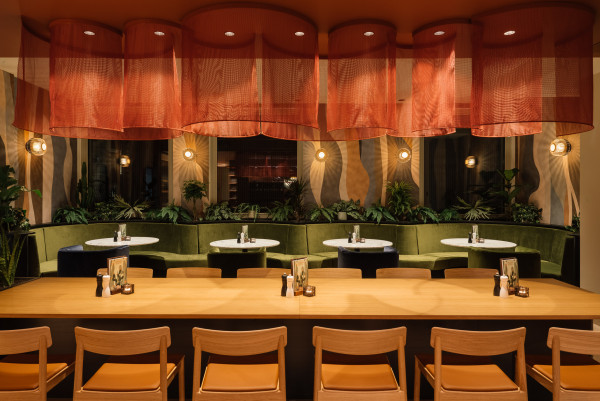 Community Tisch in der Hidden Room Bar & Kitchen