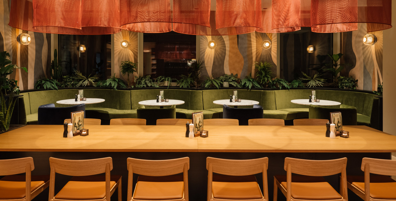 Ein langer Community Tisch in der Lobby im Hotel Schani City 