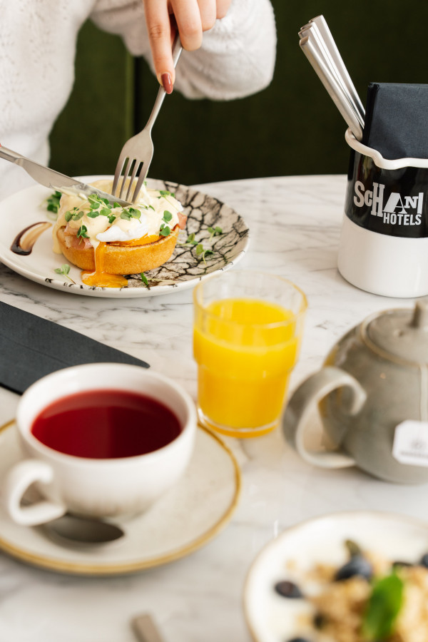 Eggs Benedict beim Frühstück im Hotel Schani City