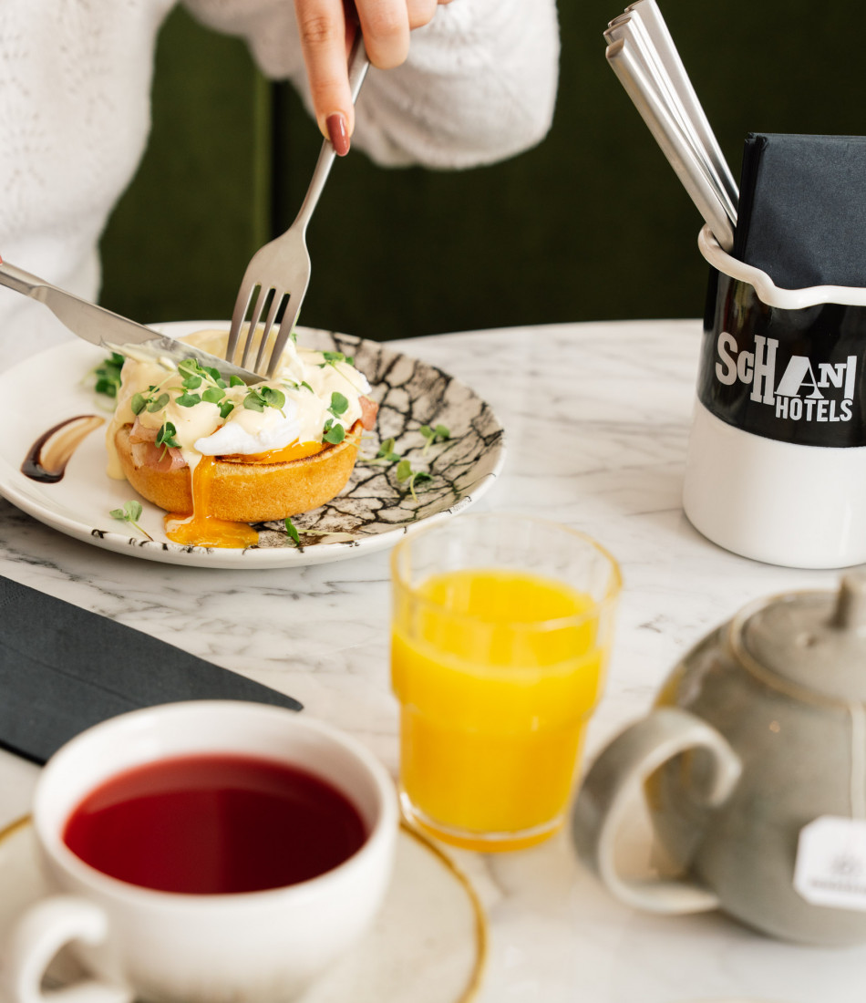 Eggs Benedict beim Frühstück im Hotel Schani City