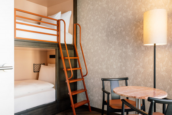 Stockbett in einem Familienzimmer im Hotel Schani City