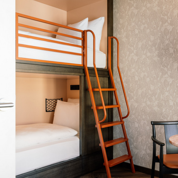 Stockbett in einem Familienzimmer im Hotel Schani City 