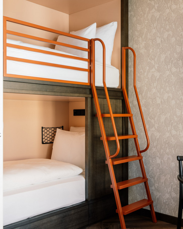 Stockbett in einem Familienzimmer im Hotel Schani City 