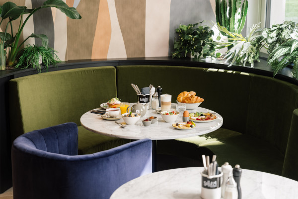Gedeckter Frühstückstisch im Hotel Schani City