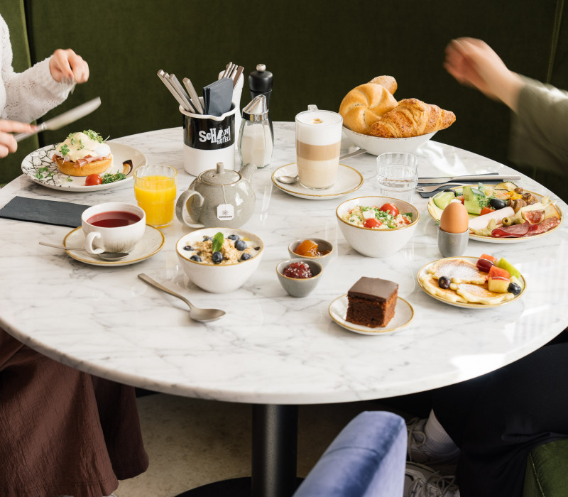 Gäste beim Frühstück im Hotel Schani City