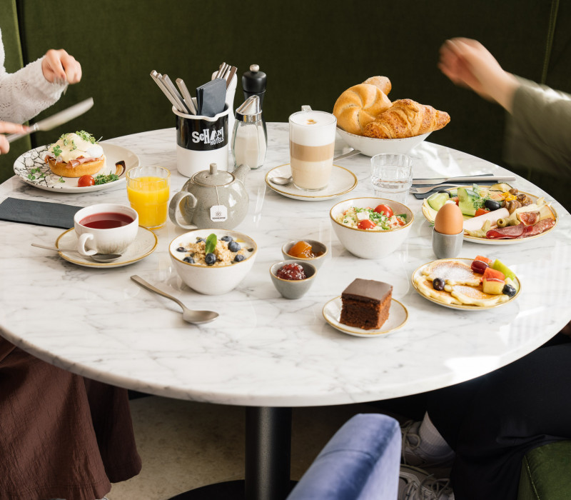 Gäste beim Frühstück im Hotel Schani City