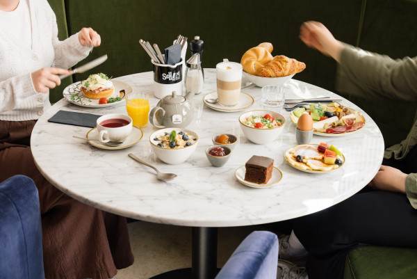 Frühstückstisch im Hotel Schani City