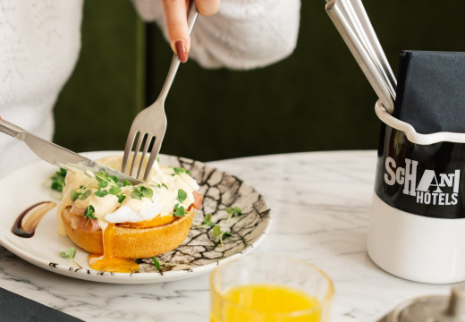 Eggs Benedict beim Frühstück im Hotel Schani City