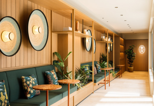 Gemütliche Sitzmöglichkeiten mit Blick in den Garten im Hotel Schani City