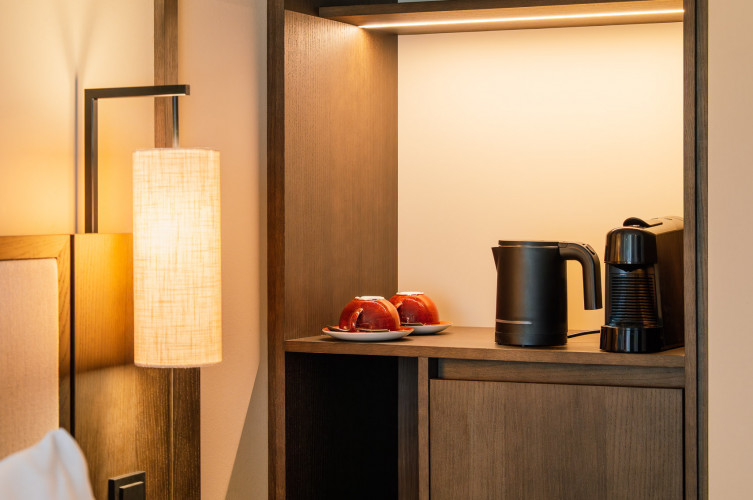 Kaffeemaschine und Wasserkocher in einem koscher-friendly Hotelzimmer im Hotel Schani City