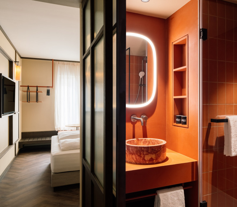 Getrenntes Badezimmer und Schlafzimmer in einem koscher-friendly Zimmer im Hotel Schani City