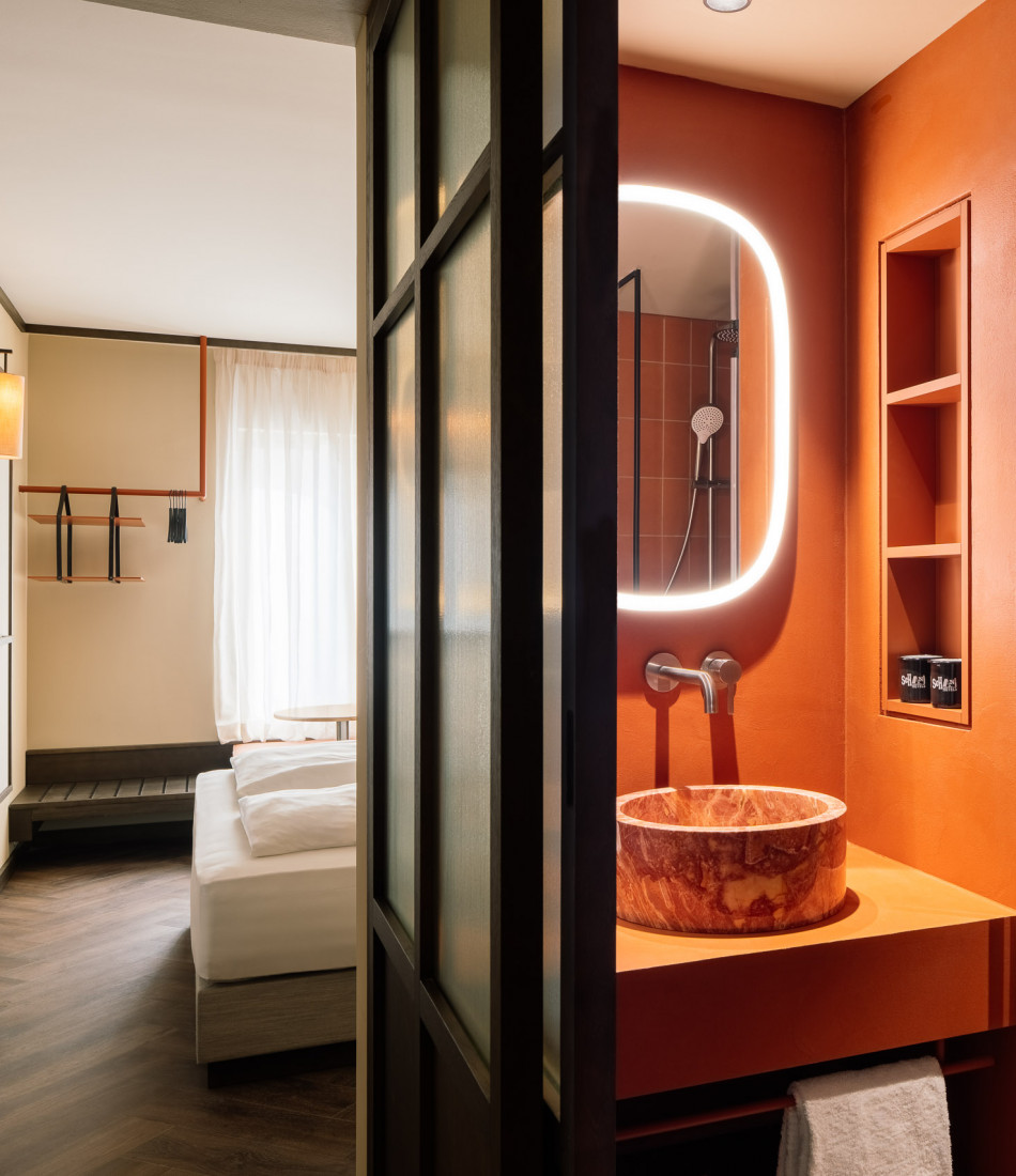 Badezimmer und Bett in einem koscher-friendly Zimmer im Hotel Schani City