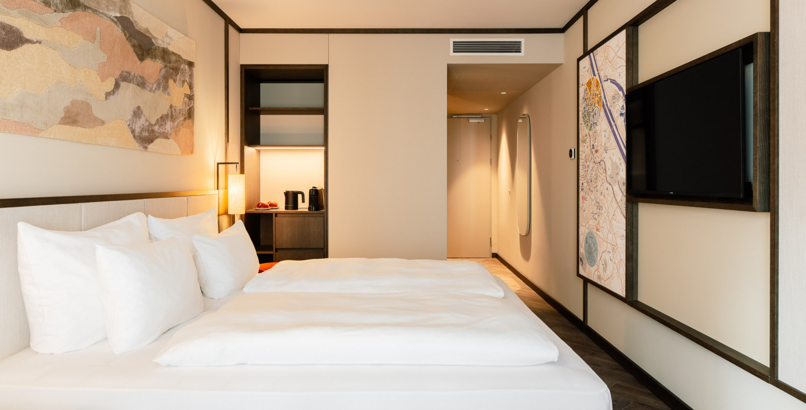 Doppelbett und Fernseher in einem koscher-friendly Zimmer im Hotel Schani City