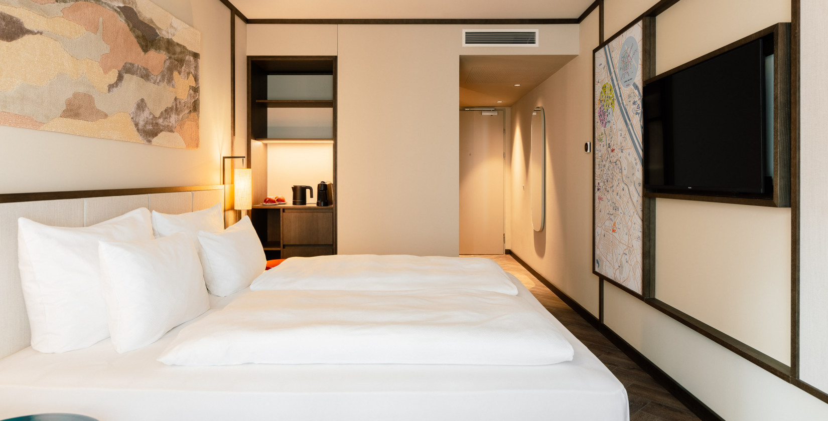 Ein koscher-friendly Hotelzimmer mit Doppelbett, TV, Wasserkocher und Kaffeemaschine