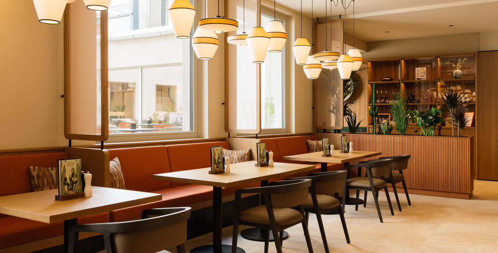 Tische in der Lobby im Hotel Schani City