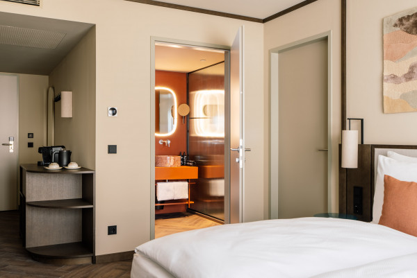 Badezimmer und Bett in einem Familienzimmer im Hotel Schani City