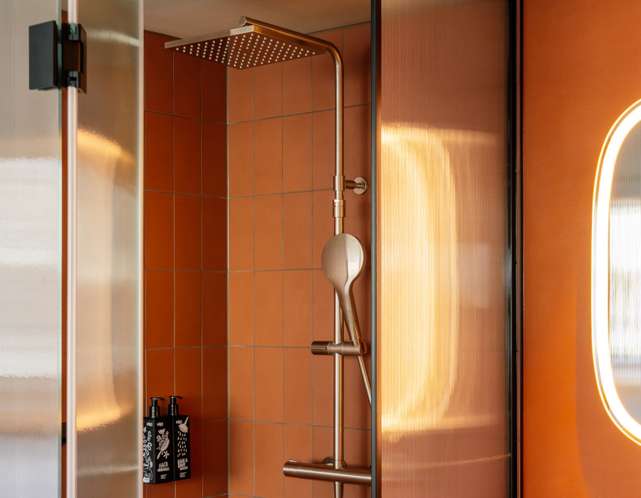 Regendusche in einem Zimmer im Hotel Schani City 